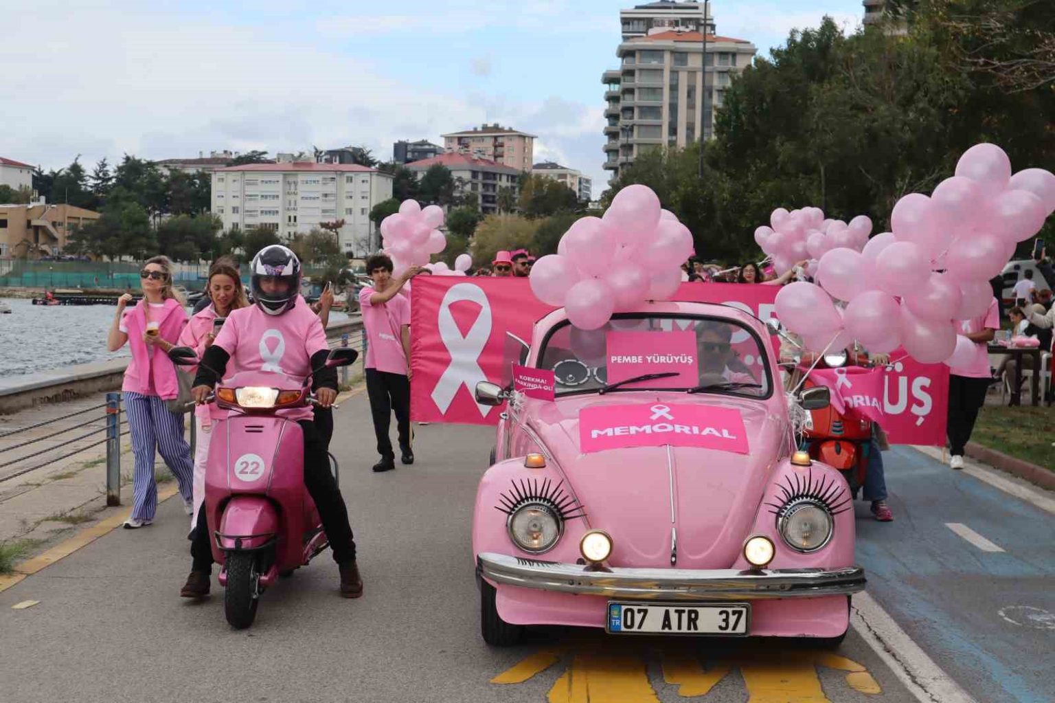 memorialdan-meme-kanseri-farkindaligi-icin-pembe-yuruyus-teshise-gec-kalma-farkinda-ol