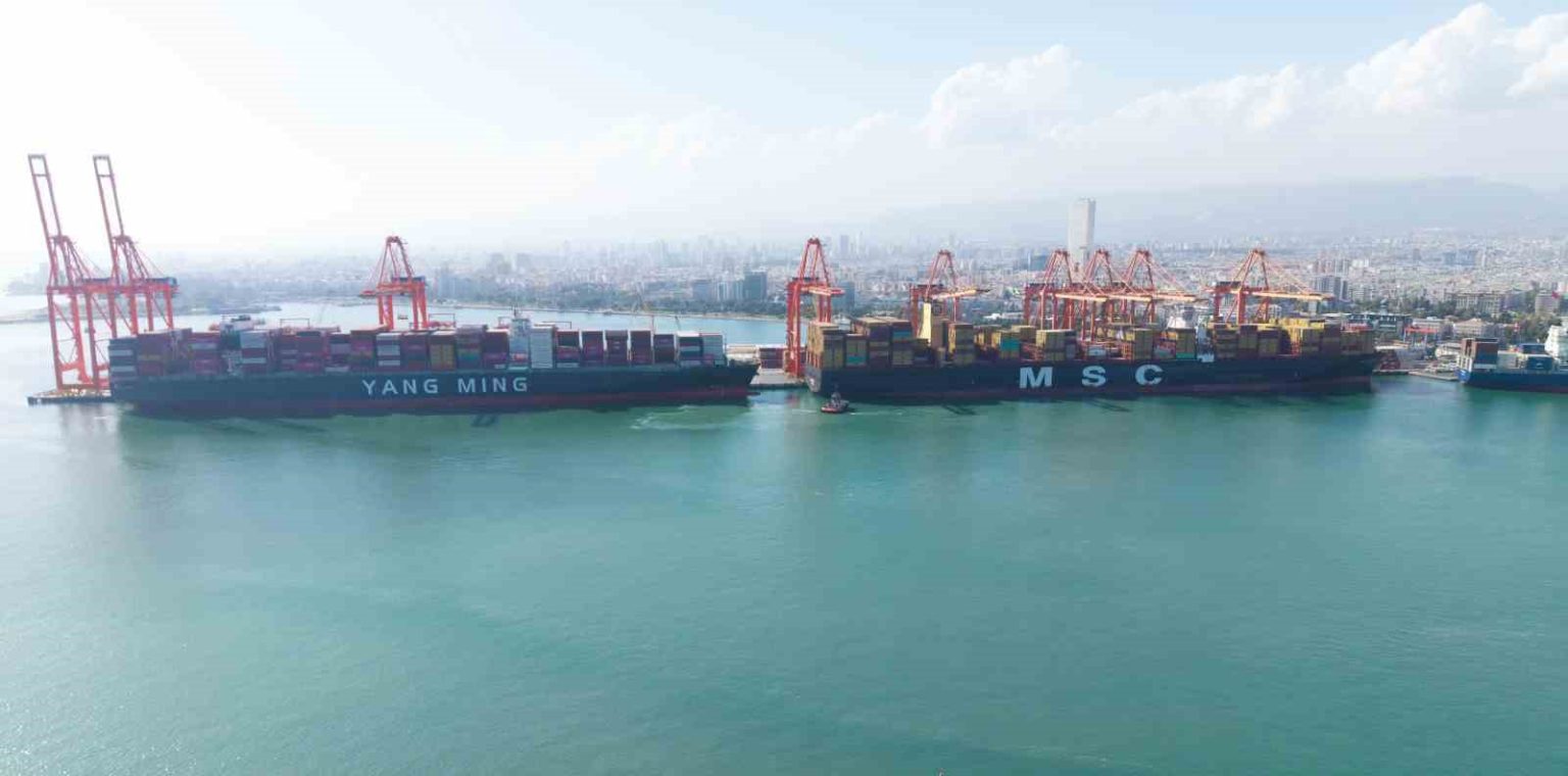 mersin-limaninda-tarihi-gun-400-metrelik-mega-gemi-ilk-kez-demir-atti