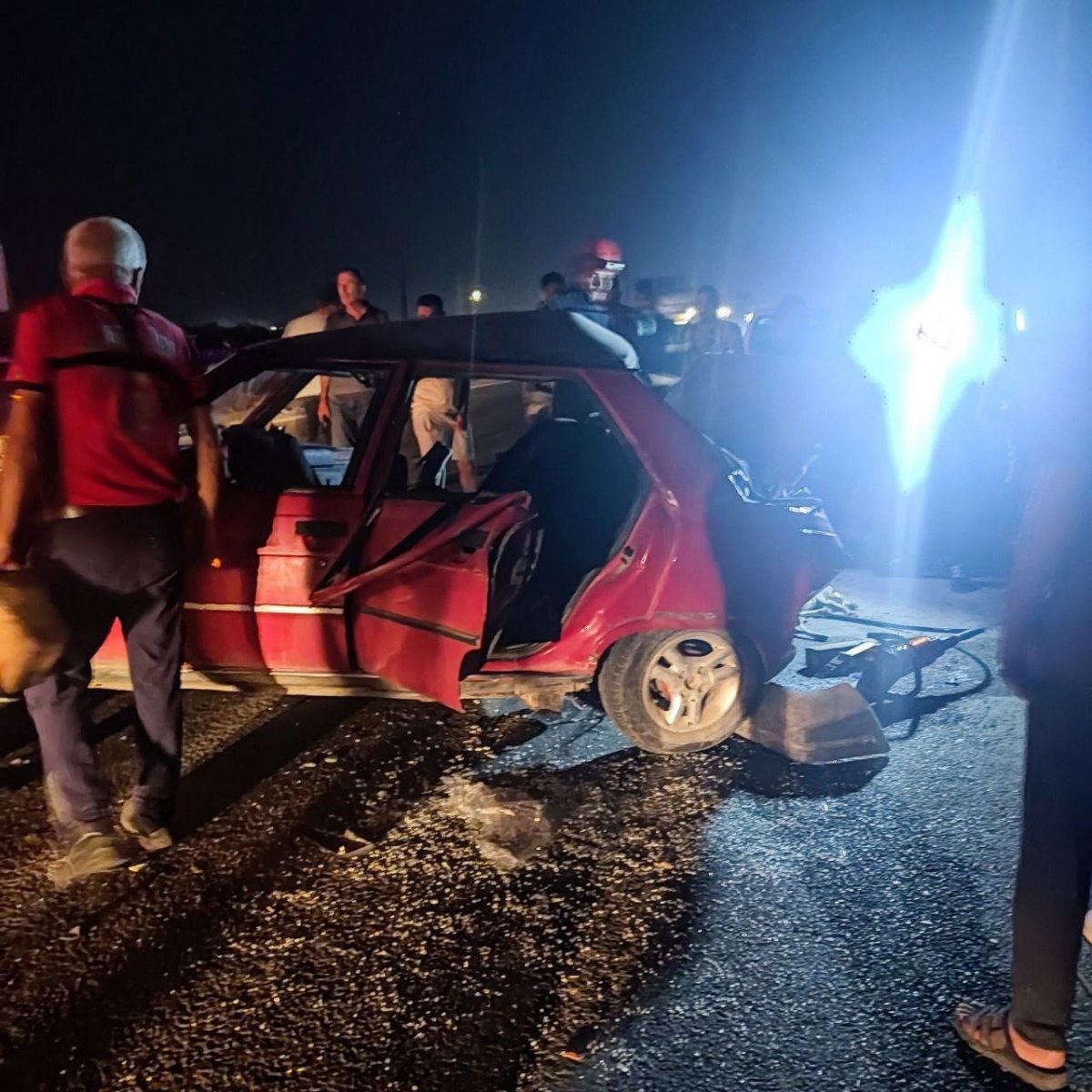 mersinde-1-kisinin-oldugu-4-kisinin-yaralandigi-ve-iki-kopegin-telef-oldugu-trafik-kazasi-kameraya-yansidi