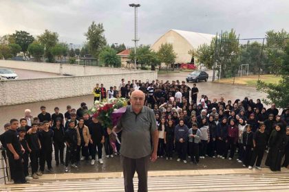 mezun-oldugu-okulda-40-yil-gorev-yapan-ogretmen-aglatan-torenle-emekli-oldu