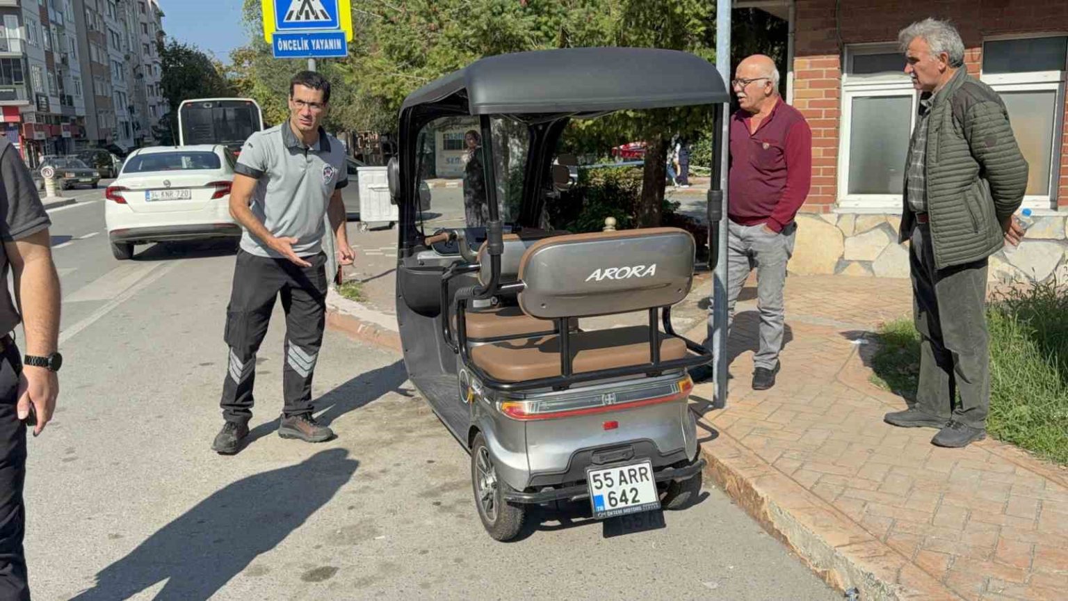 motorlu-bisiklet-yayaya-yol-veren-otomobile-carpti-1-yarali