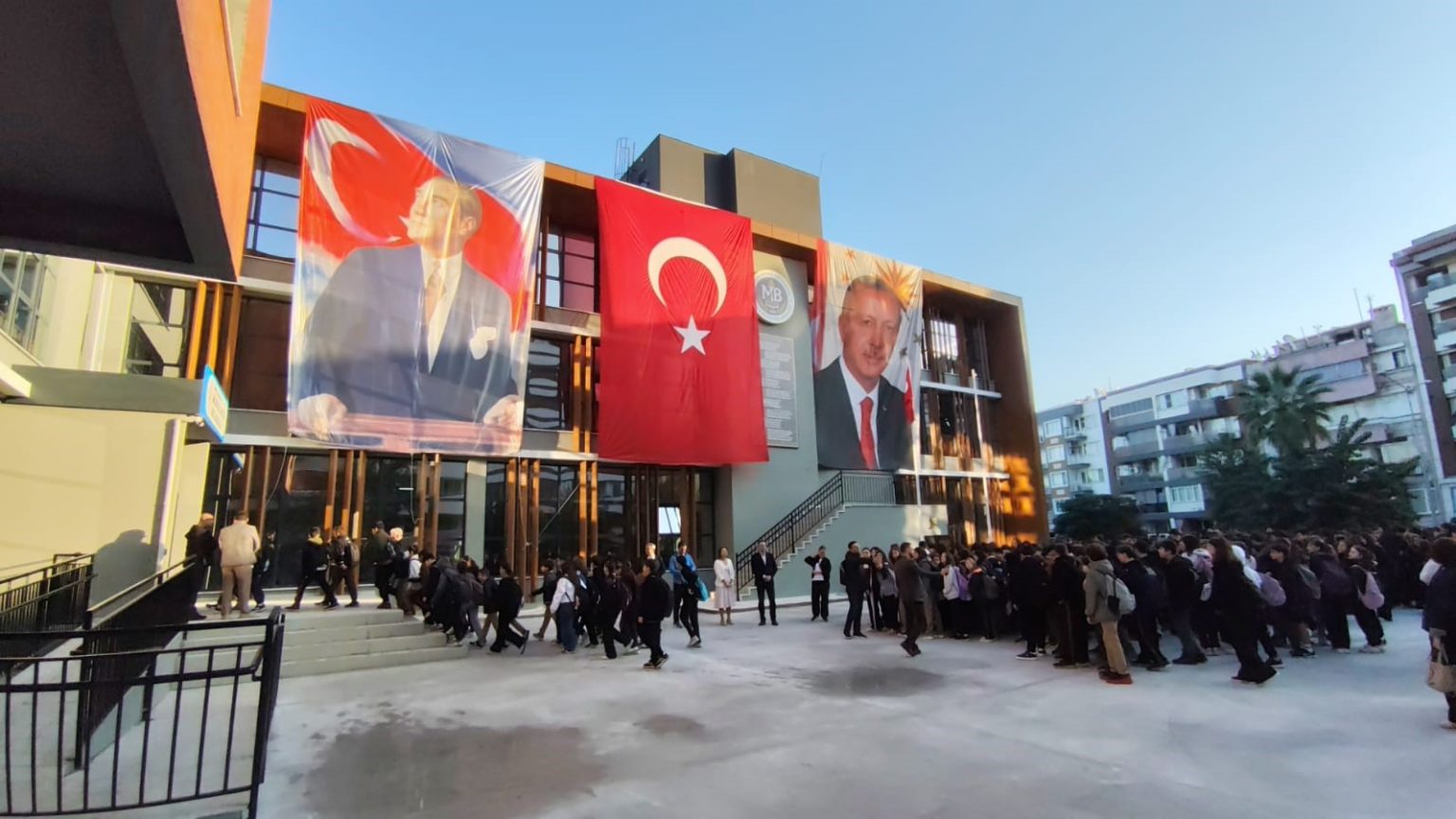 munire-bayer-ortaokulunda-bugun-ilk-ders-zili-caldi