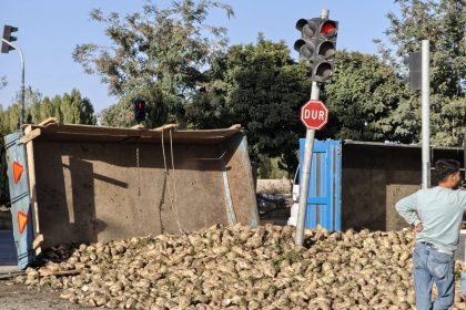 musta-seker-pancari-yuklu-traktor-devrildi