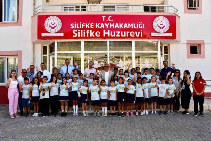 ogrenciler-huzurevi-sakinlerinin-gonlune-dokundu