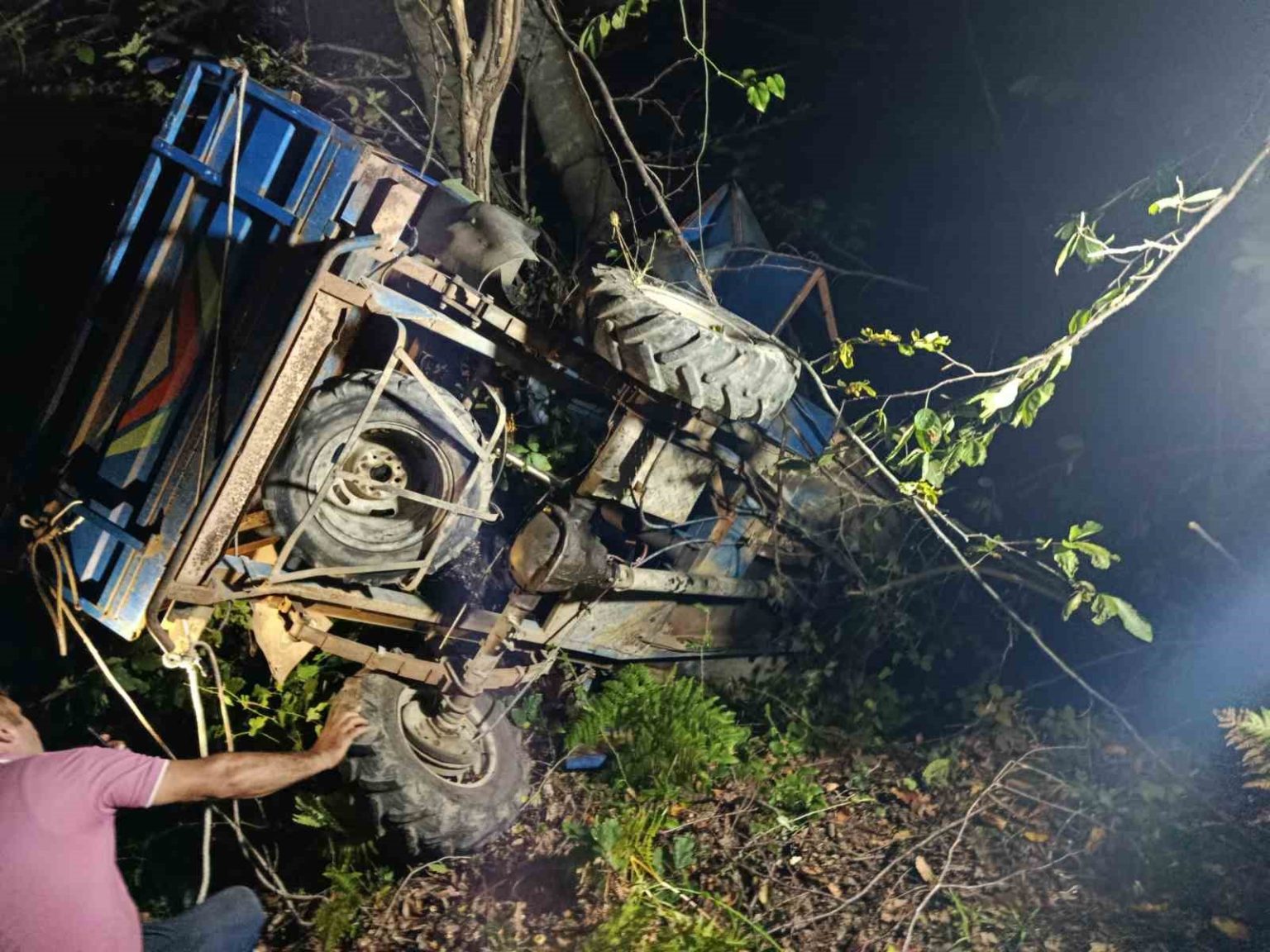 orduda-ucuruma-yuvanlanan-tarim-aracinin-altinda-kalan-surucu-hayatini-kaybetti