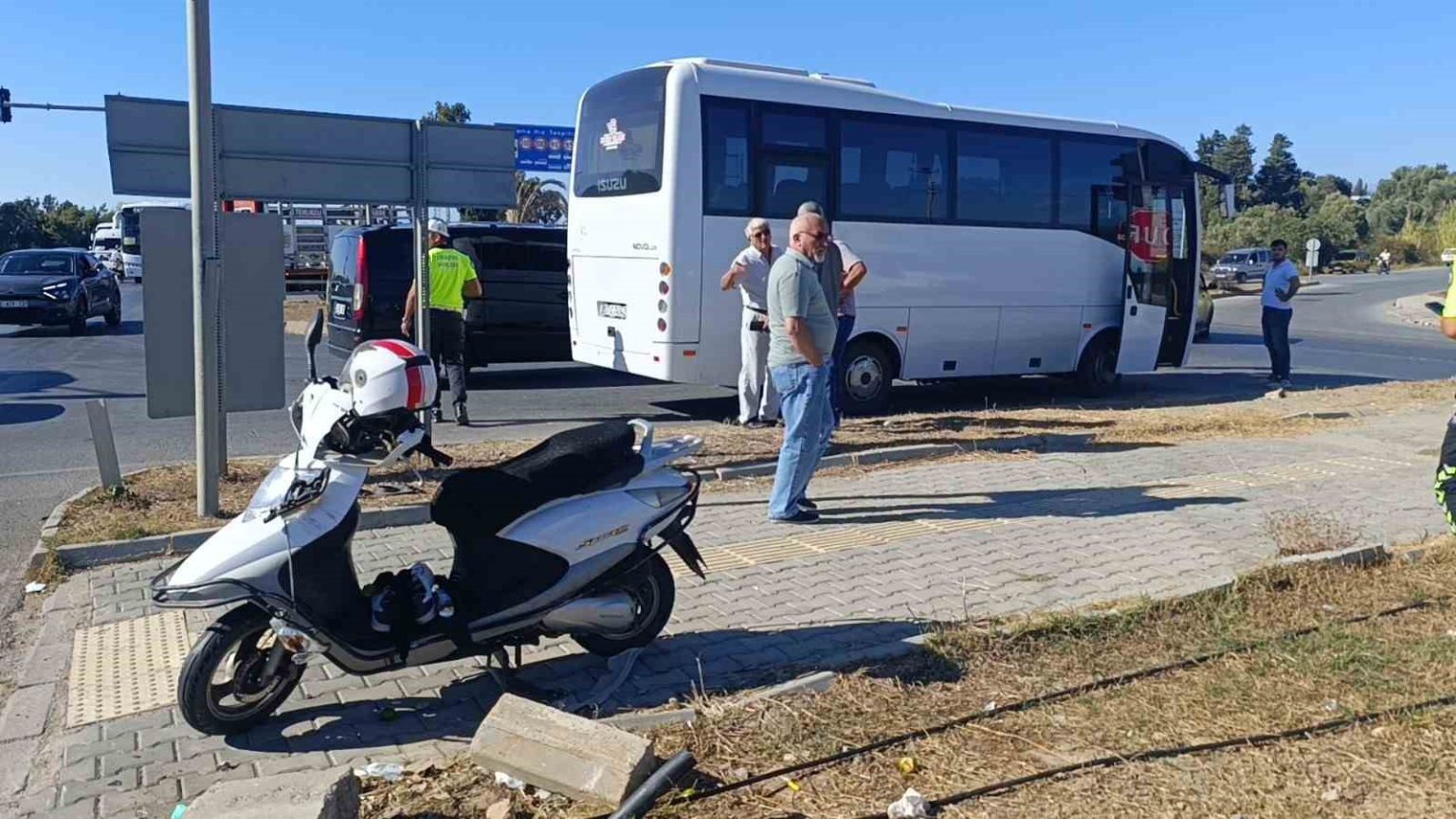 otel-servis-midibusuyle-carpisan-motosikletli-yaralandi