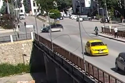 otomobil-motosikletteki-anne-ve-2-cocuguna-carpti