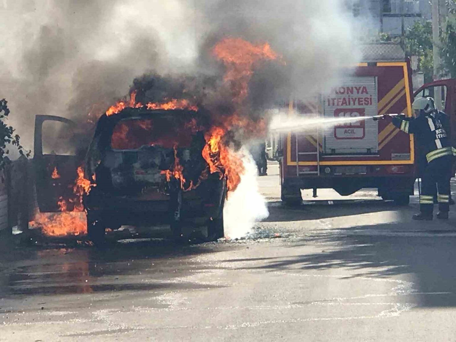 park-halindeki-ticari-taksi-alev-topuna-donerek-yandi