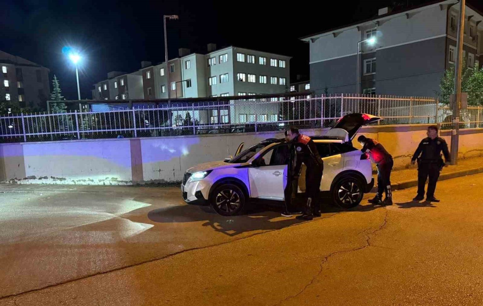 polisten-kiz-yurtlari-onunde-siki-denetim