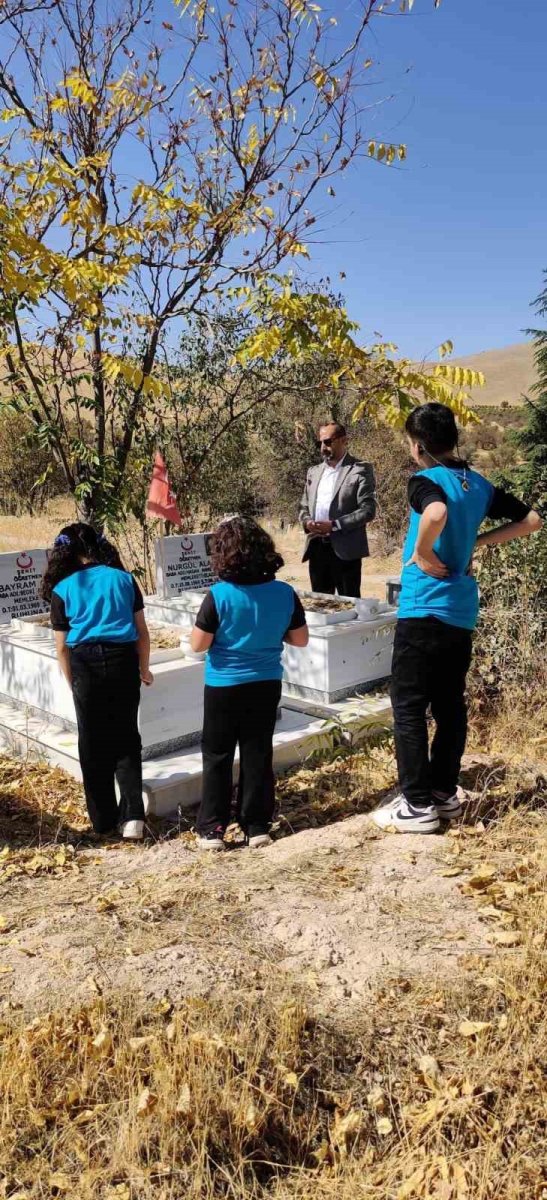 sehit-ogretmenler-kabirleri-basinda-anildi