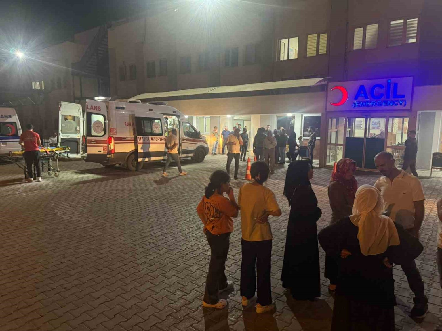siirtte-fistik-iscilerini-tasiyan-minibus-ile-hafif-ticari-arac-carpisti-7-yarali