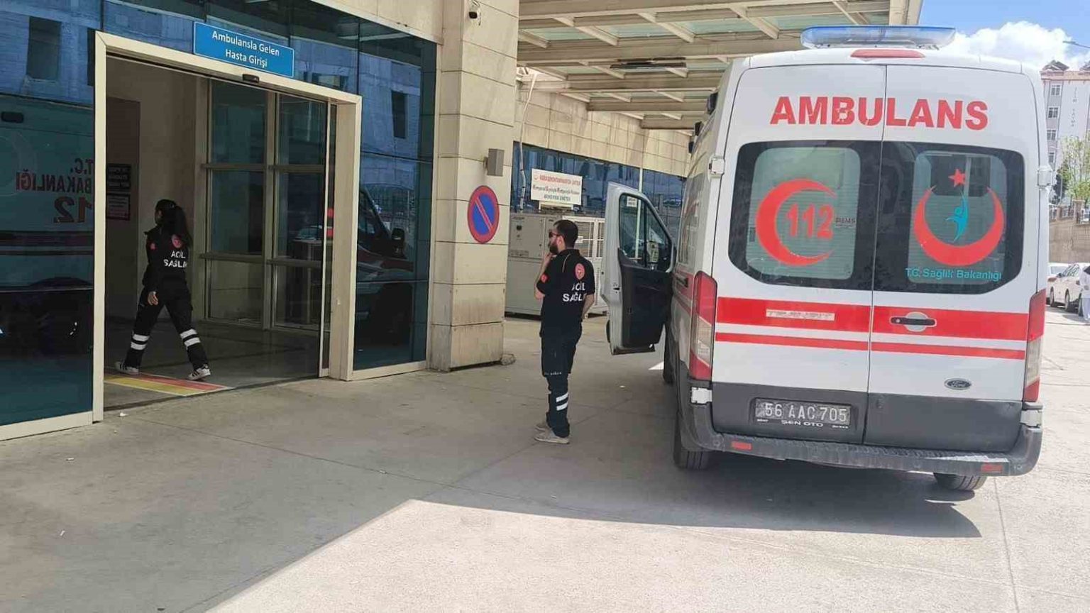 siirtte-kiz-ogrenci-yurdunda-gida-zehirlenmesi-suphesi-119-ogrenci-hastaneye-basvurdu