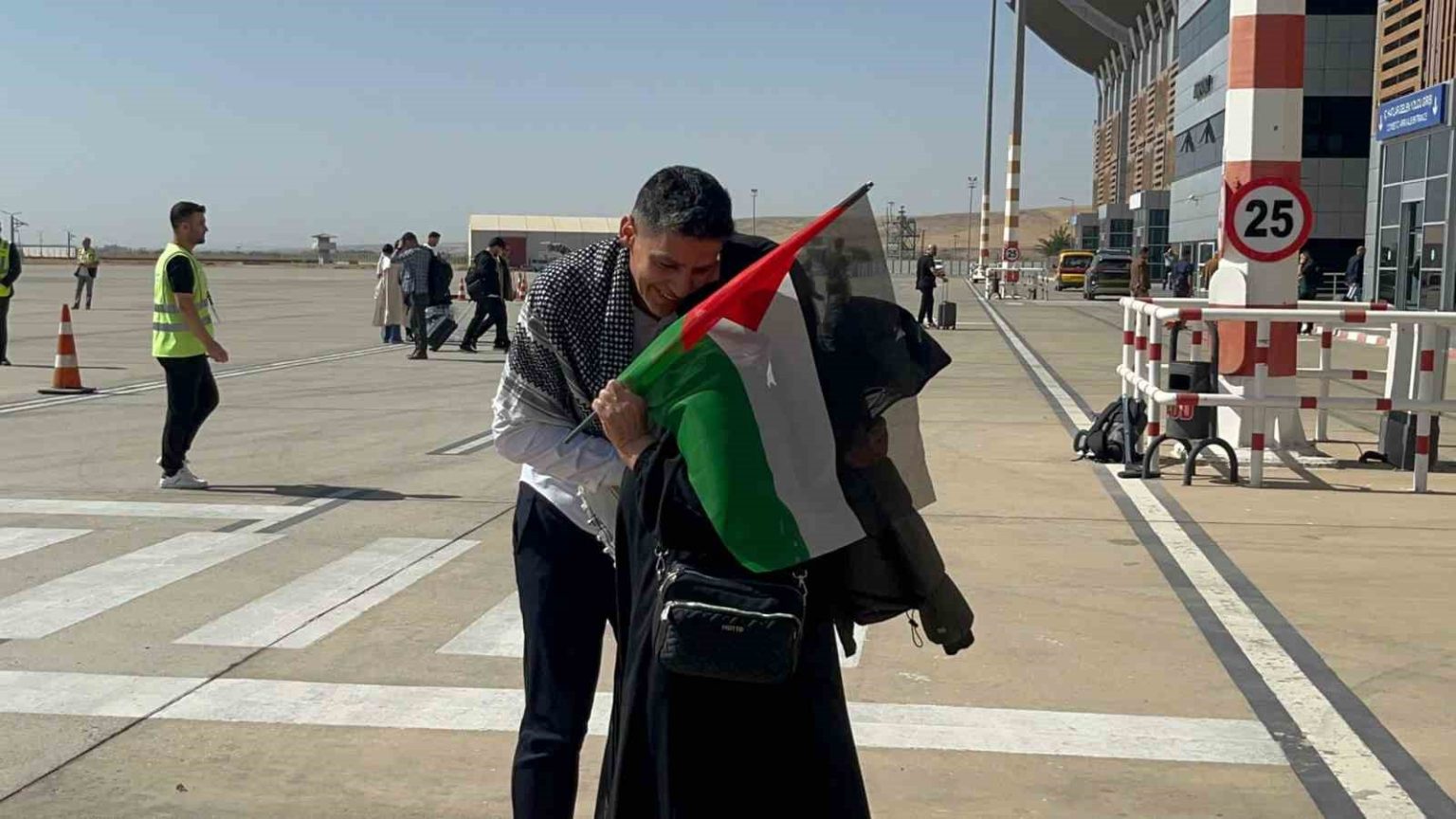 sumud-filosuna-katilan-batmanli-aktivist-doktor-havaalaninda-karsilandi