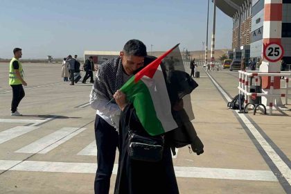 sumud-filosuna-katilan-batmanli-aktivist-doktor-havaalaninda-karsilandi