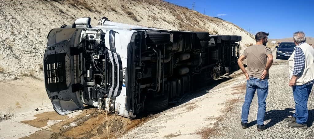 surucusunun-direksiyon-hakimiyetini-kaybettigi-tir-yan-devrildi