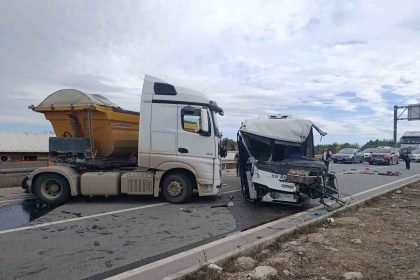 tekirdagda-minibus-ile-tir-kafa-kafaya-carpisti-1-agir-yarali