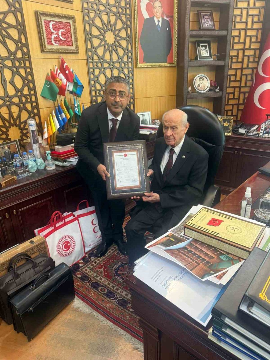 teskilat-binasinin-tapusunu-genel-baskan-devlet-bahceliye-takdim-ettiler