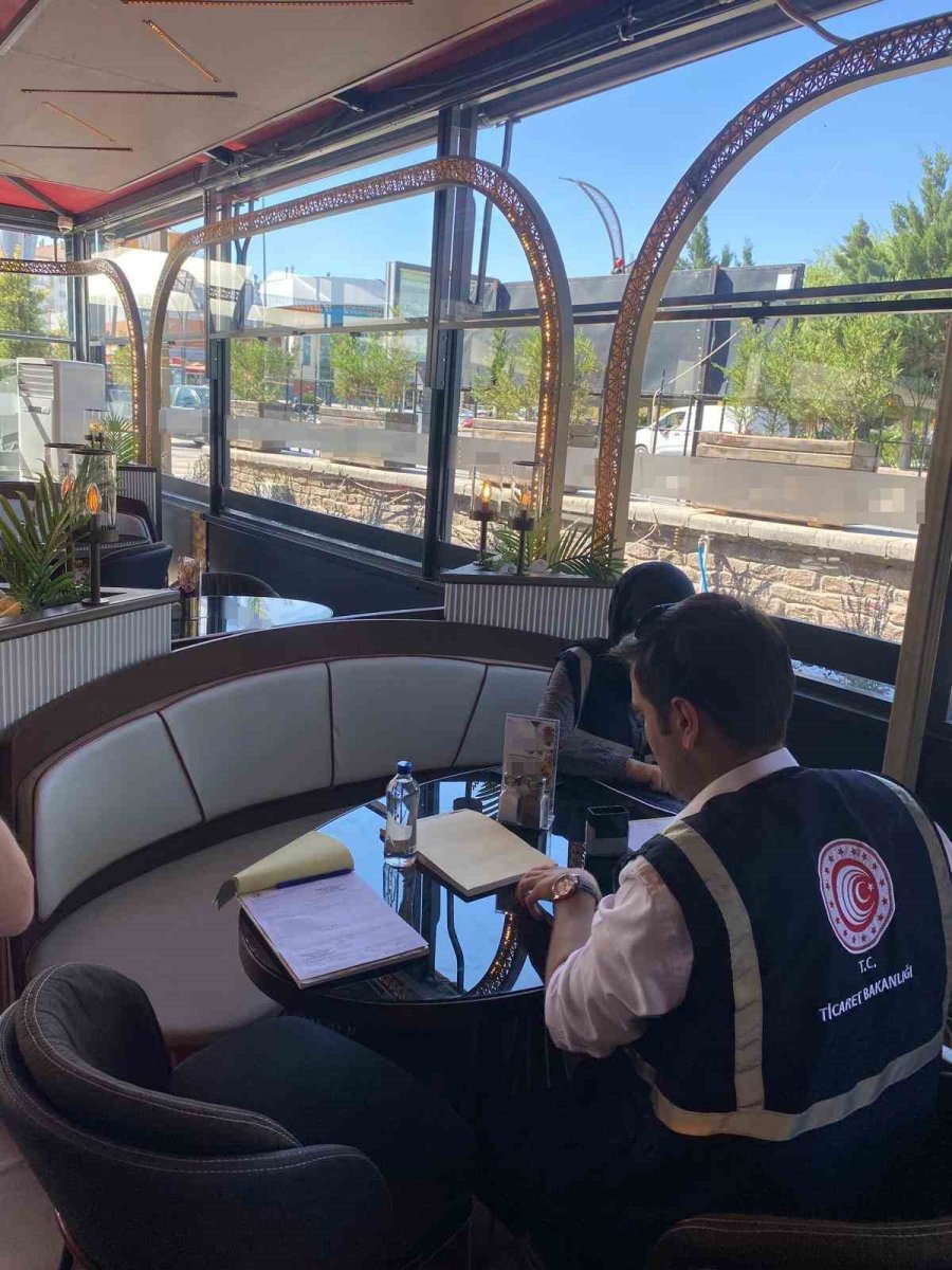 ticaret-bakanligi-aksaraydaki-fahis-fiyatli-su-satisina-karsi-harekete-gecti-ulke-genelinde-kafe-denetimi-yapildi