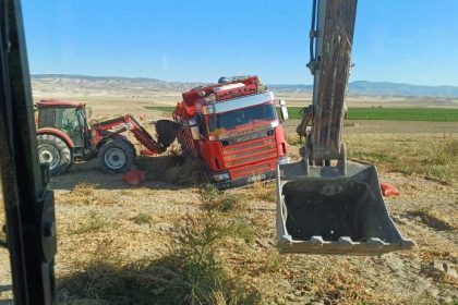 tonlarca-sogan-tasiyan-tir-islak-arazide-topraga-gomuldu