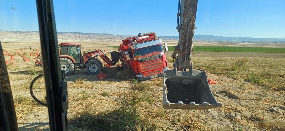 tonlarca-sogan-tasiyan-tir-islak-arazide-topraga-gomuldu