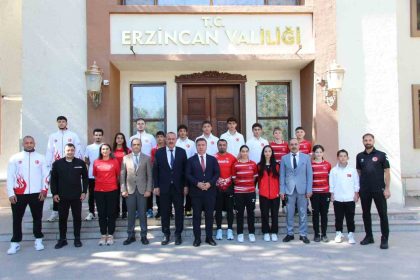 vali-aydogdu-sporculari-makaminda-agirladi