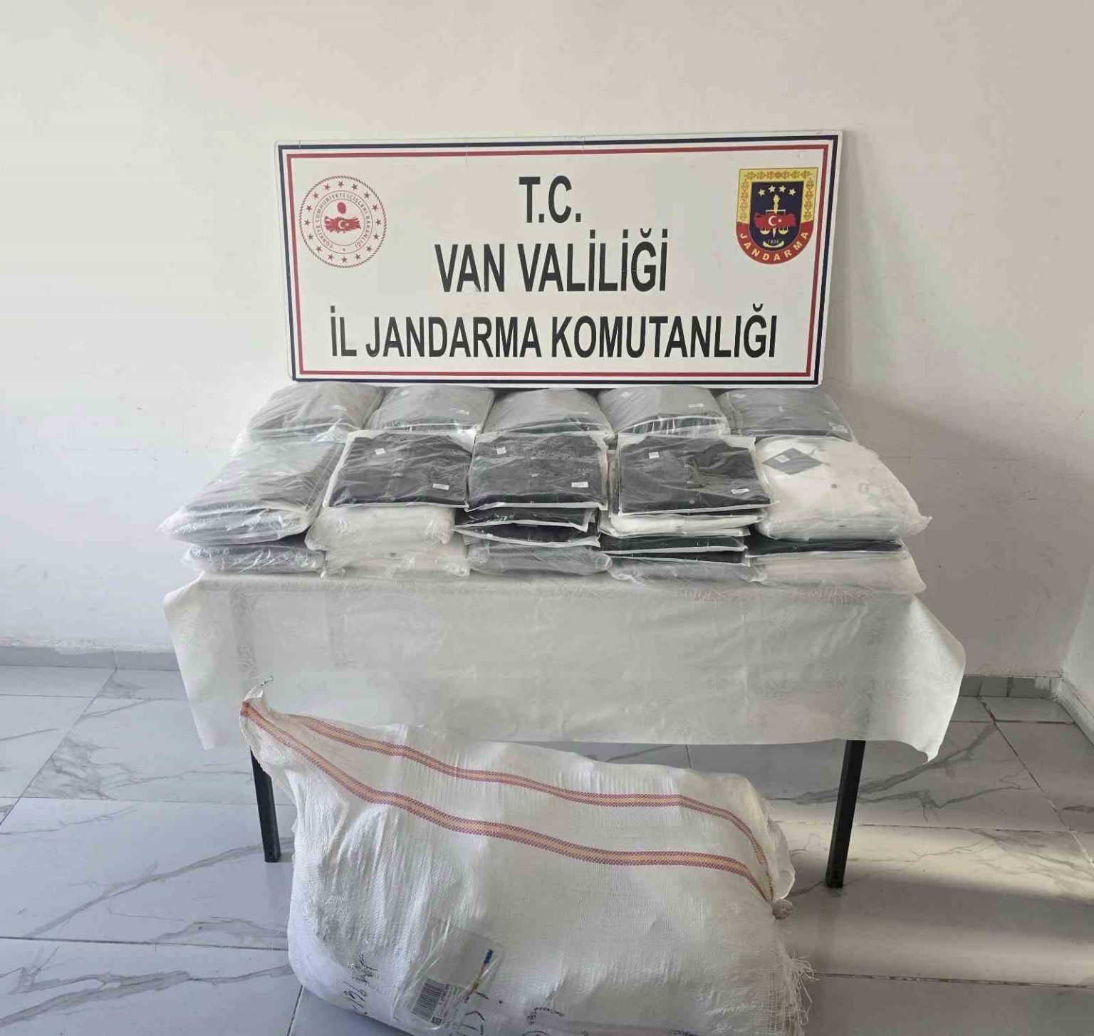 vanda-3-milyon-tl-degerinde-kacak-malzeme-ele-gecirildi