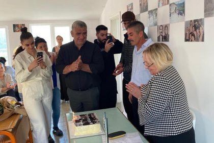 50-yil-sonra-ayni-siralarda-nesibe-ogretmene-anlamli-surpriz