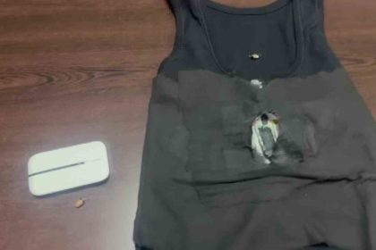 adanada-ehliyet-sinavinda-tisorte-ve-kemere-yapilan-kopya-duzenegi-polis-tarafindan-bulundu