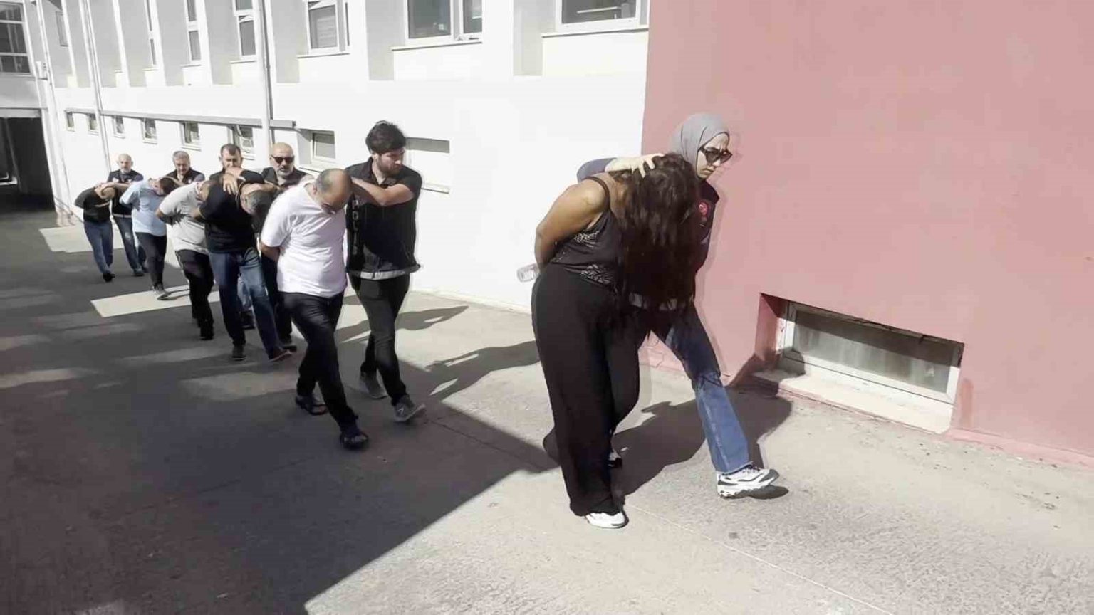 adanada-torbacilara-operasyon-1i-kadin-6-kisi-tutuklandi