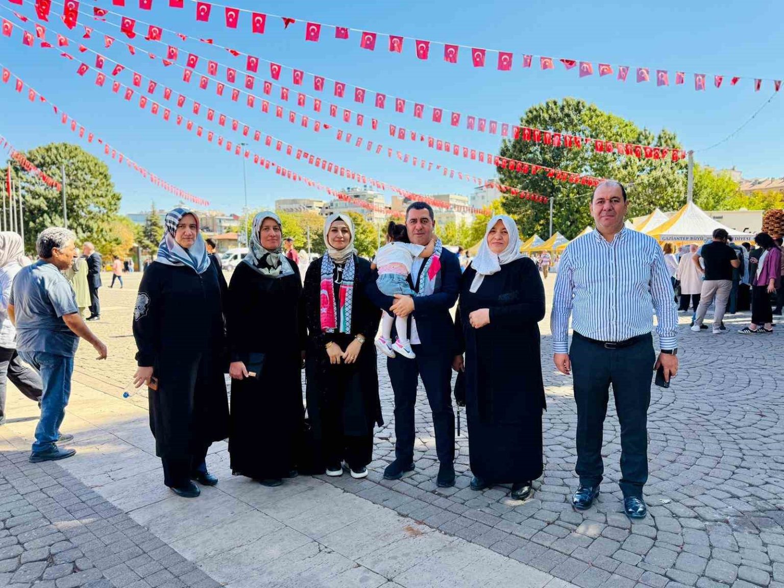 ak-parti-milletvekili-bozgeyik-gazze-icin-sessiz-ciglik-eylemine-ailesiyle-katildi