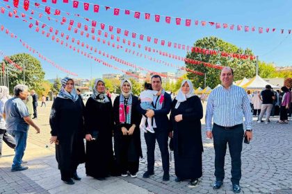 ak-parti-milletvekili-bozgeyik-gazze-icin-sessiz-ciglik-eylemine-ailesiyle-katildi