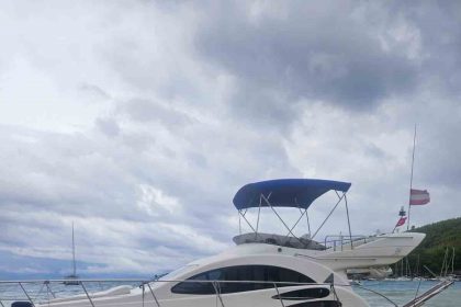 akbukte-siddetli-ruzgar-tekneyi-sahile-surukledi