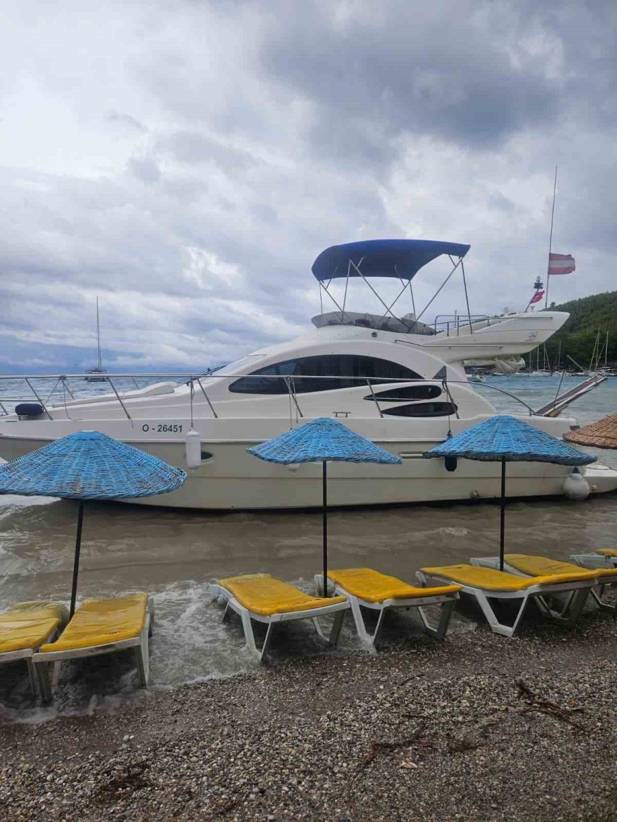 akbukte-siddetli-ruzgar-tekneyi-sahile-surukledi