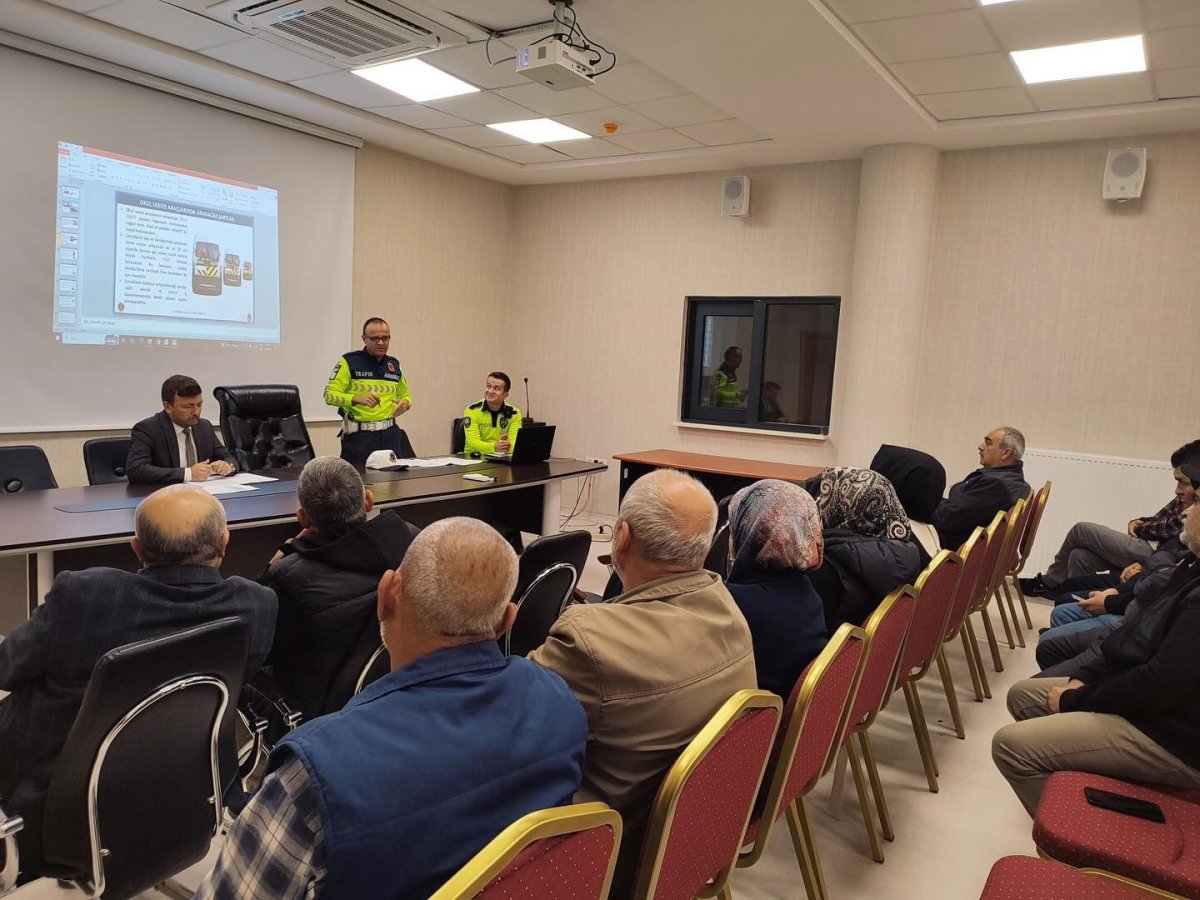 altintasta-okul-servis-suruculerine-trafik-guvenligi-ve-servis-hizmetleri-egitimi