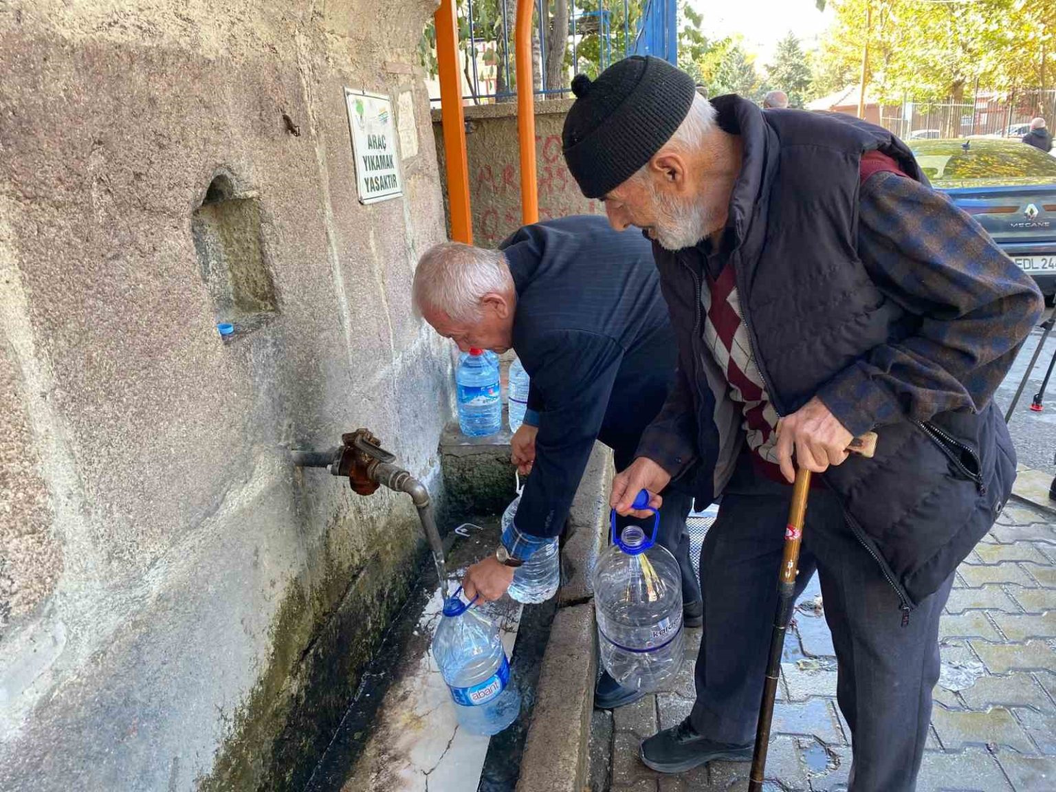 ankarada-su-kuyruklari-uzadikca-tepkiler-artiyor