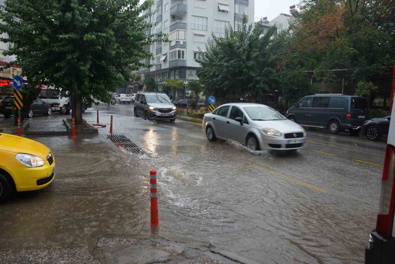 aydinda-saganak-yagis-etkili-oluyor