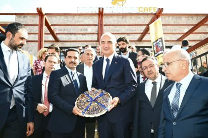 bakan-ersoy-battalgazinin-seramik-eserlerini-inceledi