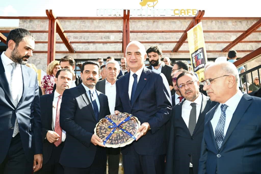 bakan-ersoy-battalgazinin-seramik-eserlerini-inceledi