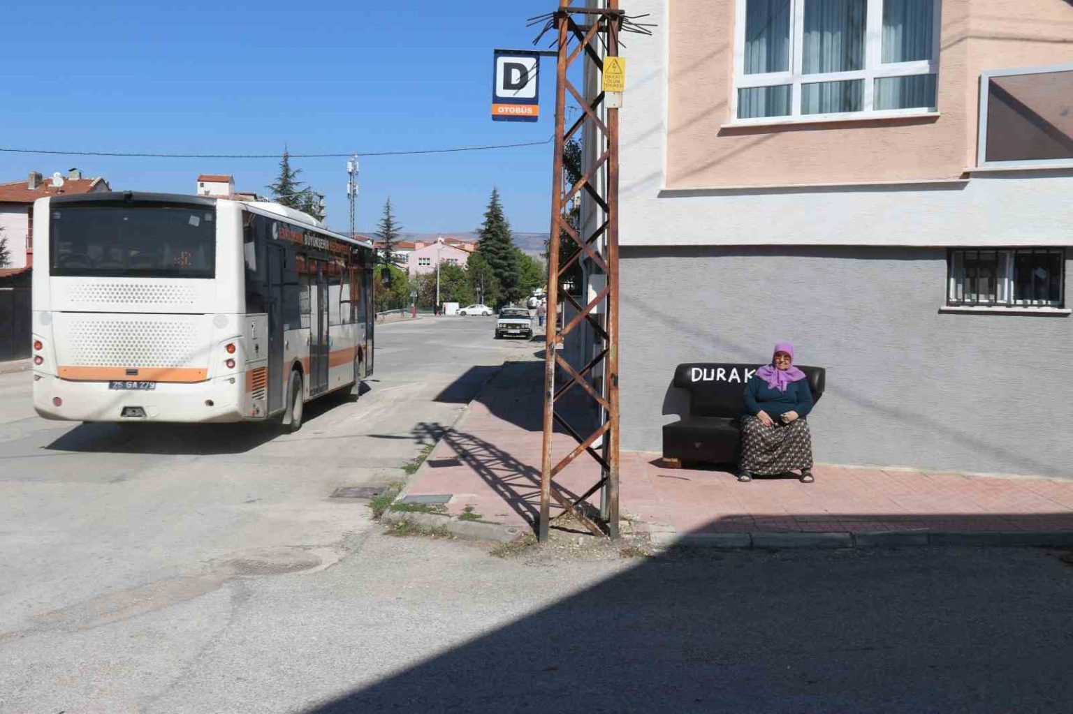 belediyenin-oturacak-yer-yapmadigi-duraklara-vatandas-evinden-koltuk-getirdi