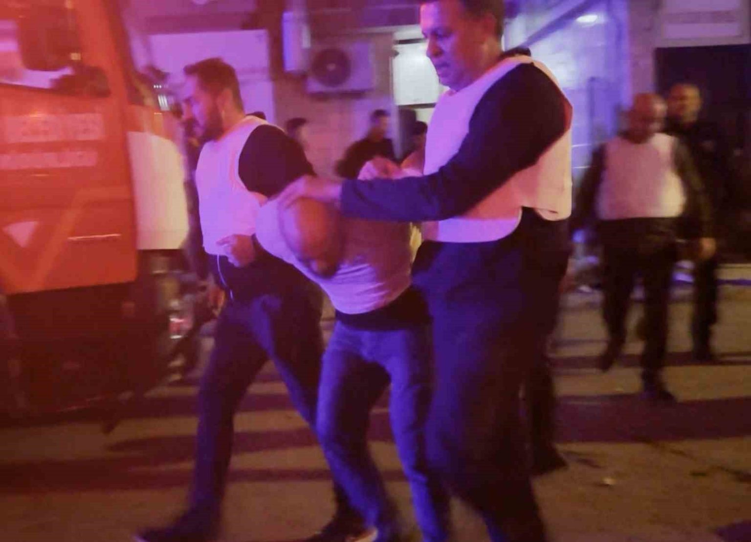 bosandigini-esini-darp-edip-cocuklarini-bicakla-rehin-alan-sahis-tutuklandi