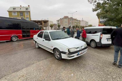 caldigi-otomobilin-patlayan-lastigine-ragmen-kilometrelerce-polisten-kacti-trafikteki-araclara-carpti