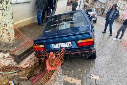 canakkalede-coken-yol-otomobilleri-yuttu