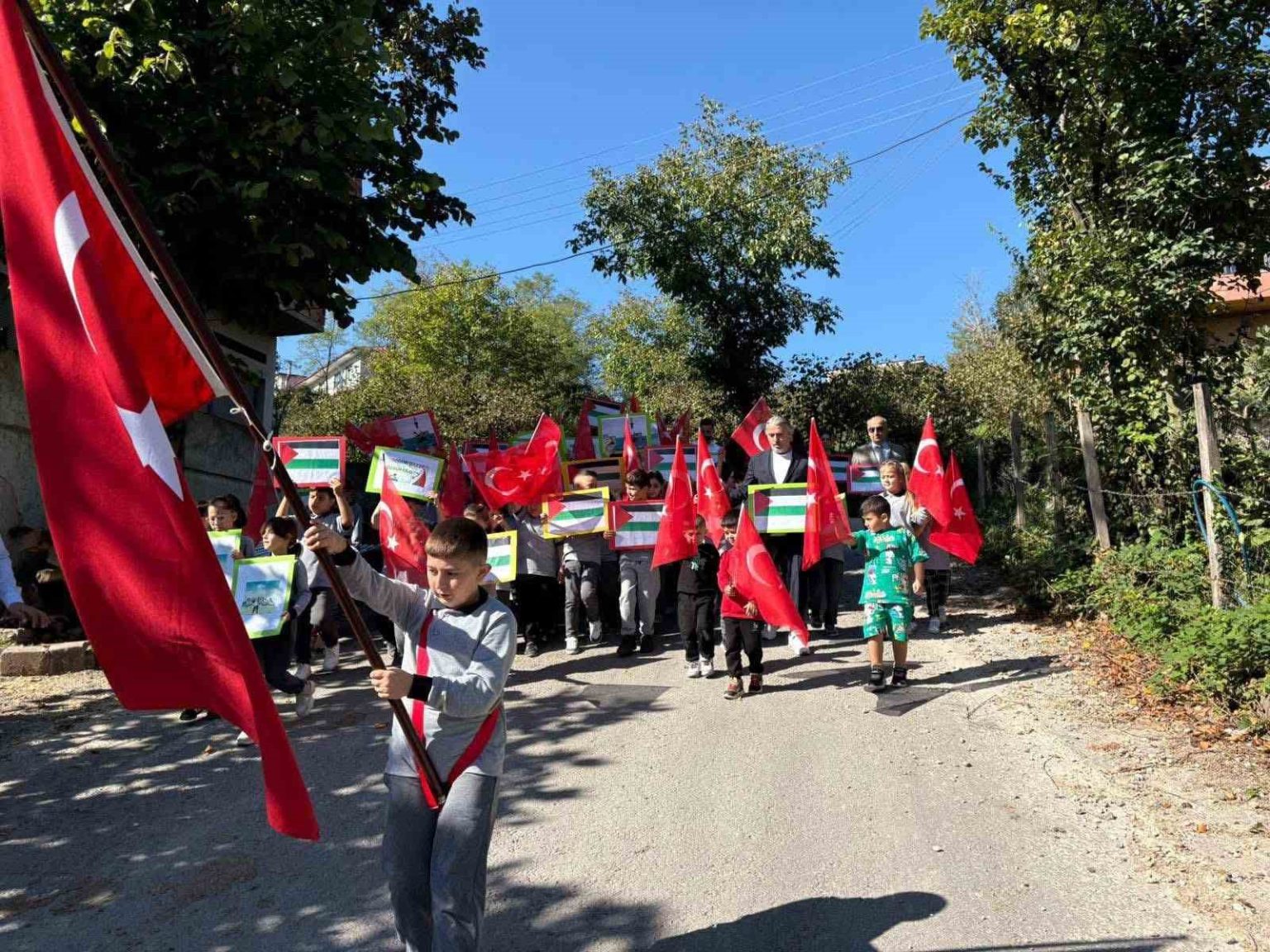 catalpinarda-minik-yureklerden-filistine-baris-cagrisi