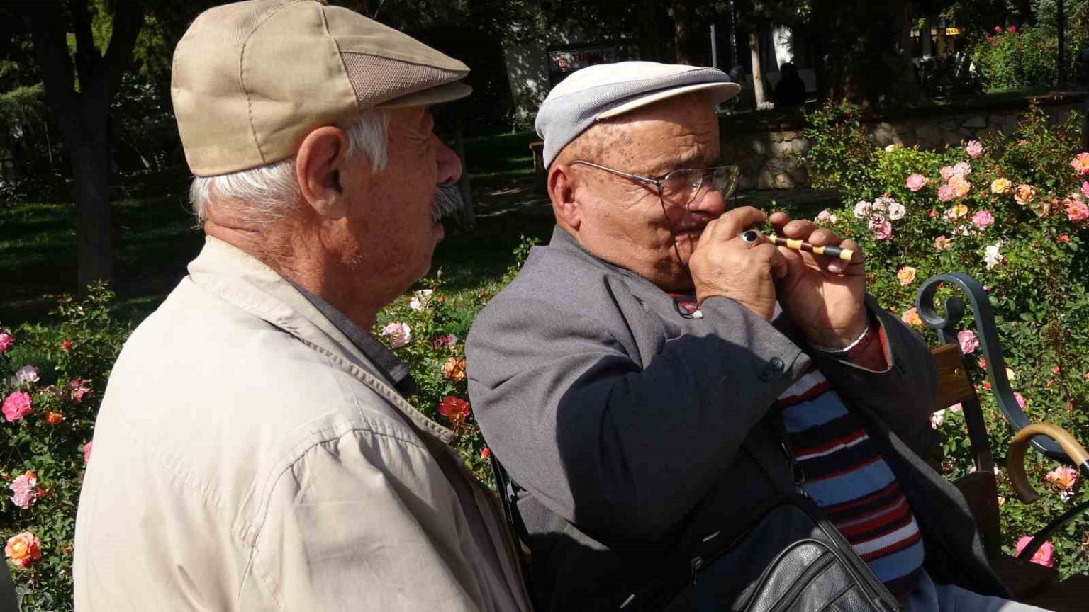 cocuklugundan-beri-caldigi-sipsiyi-yanindan-hic-ayirmiyor