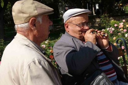 cocuklugundan-beri-caldigi-sipsiyi-yanindan-hic-ayirmiyor
