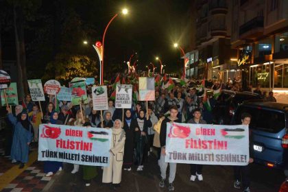 demircide-binlerce-kisi-filistine-destek-icin-yurudu