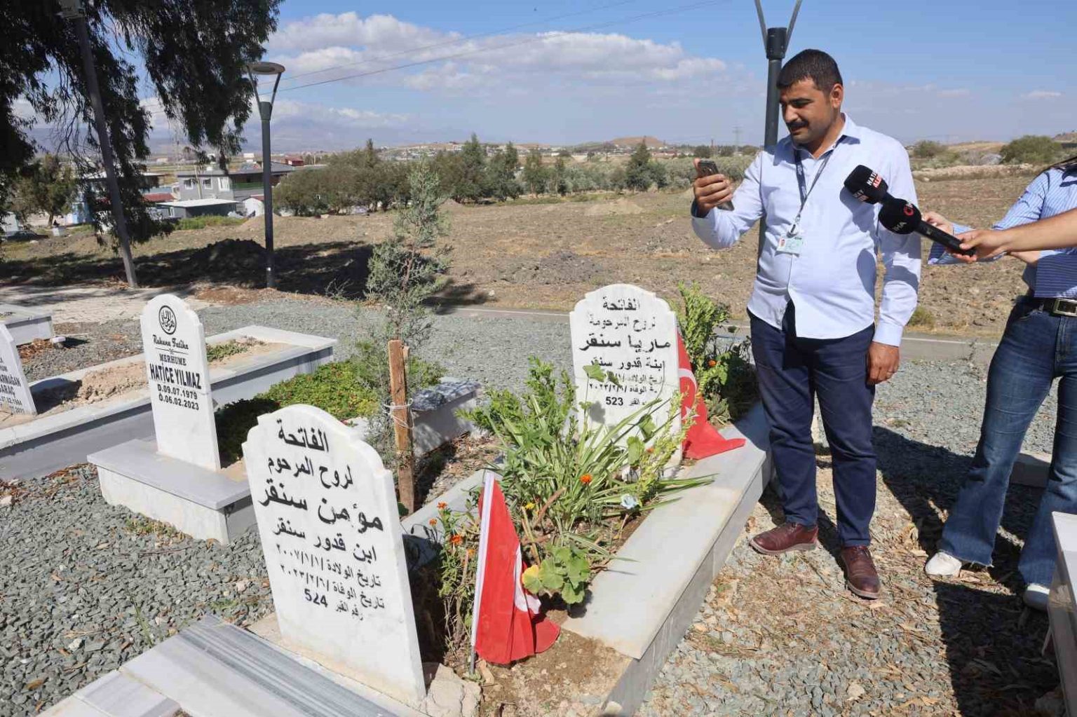 depremde-kaybettigi-3-evladinin-mezarinda-size-bir-damla-su-verecek-kimse-kalmadi-allah-sizi-unutmaz-evladim-diyen-suriyeli-anne-duygulandirdi