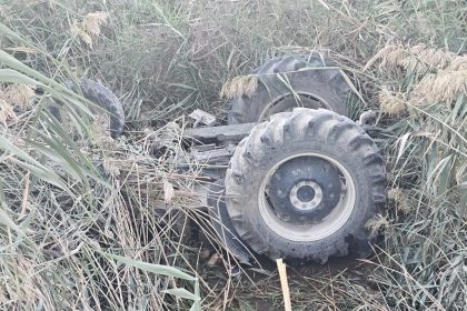 devrilen-traktorun-altinda-kalan-surucu-hayatini-kaybetti