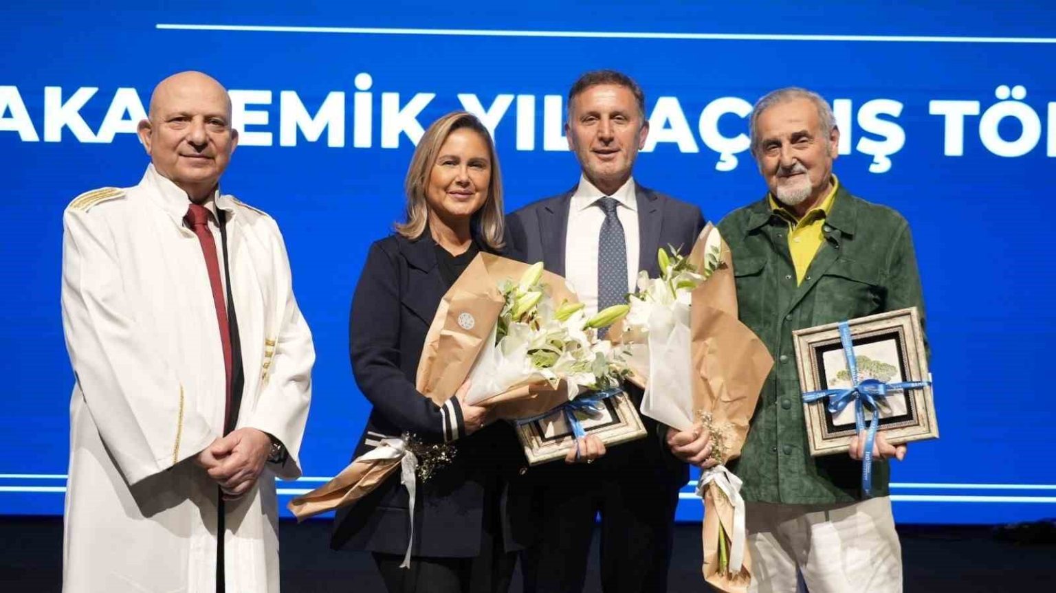 devrimin-rengi-sergisi-istinye-universitesinde-sanatseverlerle-bulustu