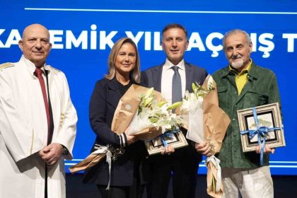 devrimin-rengi-sergisi-istinye-universitesinde-sanatseverlerle-bulustu